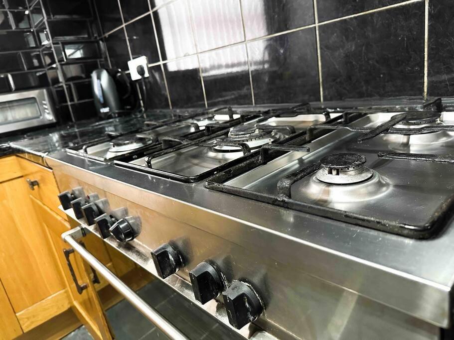 New! 4 Bedroom London House With Garden And Lawn Buitenkant foto
